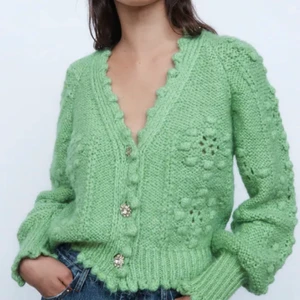 Grön stickad kofta - Säljer nu denna populära gröna kofta från zara! Endast använd 1 gång så den är i nyskick💗 kolla gärna mina andra annonser också då jag gärna samfraktar och hör av er vid frågor!