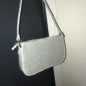 FIN VÄSKA TILL SOMMAREN!!!  - Glitter väska som tyvärr inte kommer till användning. Super fin aldrig använd. Perfekt till sommaren!!❤️❤️