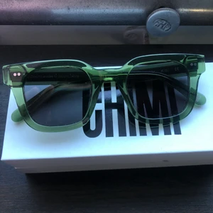 Chimi solglasögon  - Supersnygga solglasögon i modellen 004 och färg kiwi😍 Inga repor eller defekter och fodral tillkommer vid köp😎 Originalpris 1100kr. Eftersom så många visat intresse kommer jag starta en budgivning:)
