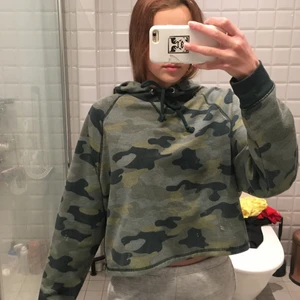 Kamouflage hoodie - Skitcool kamouflage hoodie i storlek M. Jättemysigt material och lite tunnare tyg, så den blir inte för varm nu till sommaren! (Kontakta för fler bilder)