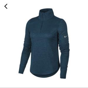 Säljer denna jättefina vinter löpar tröjan ifrån Nike. Använd Max 2 gånger, alltså nyskick! Denna tröja är lätt fleece fodrad inuti och är menad attträna med under vinter! Färgen är en blandning mellan blå/grön!!💙💚 ord pris 799:-