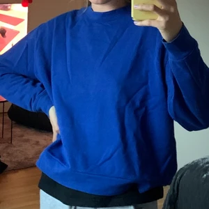 Blå sweater - En väldigt najs sweater att ha både på sommaren och vintern. Den är oversized och väldigt mysig. Storlek M men större i storleken. Frakten står köparen för 💕