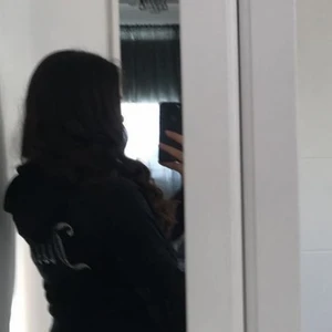 Svart Juicy Couture tröja med luva - En svart juicy couture tröja med luva på i sammet som är köpt i december 2020. Tröja är i helt nytt skick och knappt använd byxor finns till om man vill köpa de som paket. 