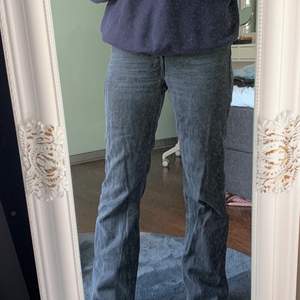 Urtvättade svarta jeans från weekday i modellen ”row”.💙 Högmidjade. Jag är ca 172