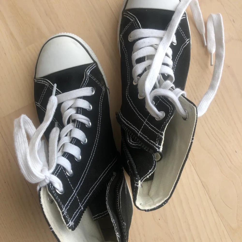 Svarta skor som liknar converse, pris kan diskuteras:). Skor.