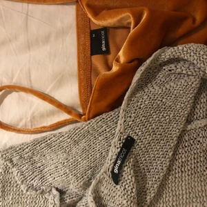 2 linnen  - Gråa linnet: det gråa linnet är rätt så tunt och passar perfekt över en bikini eller något att ha på sig på sommaren. Linnet är jätte skönt att ha på sig och är knappt använt.  Oranga linnet: det oranga linnet har ett jätte fint glansigt material som gör att linnet sticker ut lite. Perfekt till sommaren/ våren men även till hösten. Linnena säljs för 20kr st eller båda för 30❤️