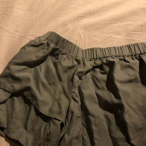 Söt tröja - En jätte söt top i storlek M. Tröjan är knappt använd och innan jag skickar den kommer jag såklart att stryka den. Tröjan har en jätte fin grön färg som passar till alla årstider. 