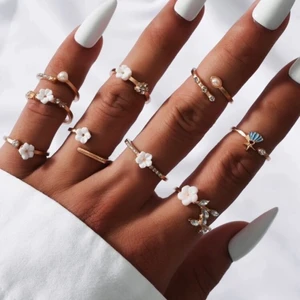 Ringar M i storlek  - Ett par ringar jag köpt som är förstora, hur fina som helst. De är storlek M. Om du är intresserad så får du buda i kommentarerna! 