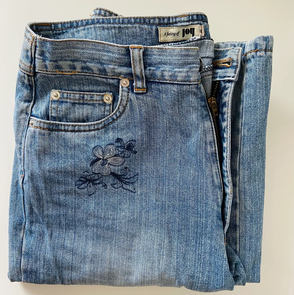 Raka lågmidjade jeans med broderad blomma på sidan fram och på fickan bak. Använda men i fint skick! . Jeans & Byxor.