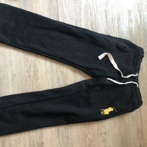 Mjukis byxor  - Säljer ett par äkta  ralph lauren mjukisbyxor i super bra skick!❤️