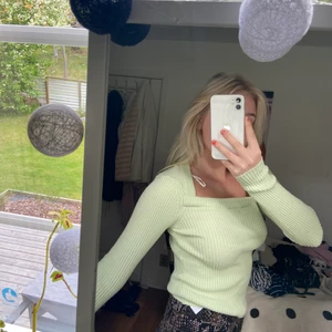 Grön långärmad tröja - Så skön samt fin tröja från Gina tricot med så fin detalj. 