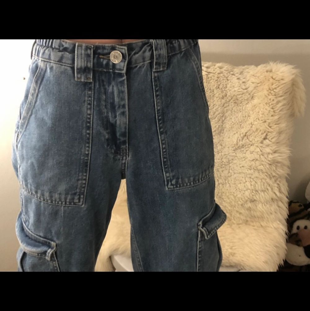 Pösiga jeans med resor i midjan och fickor på benen. Köpa på urbanoutfitters. . Jeans & Byxor.