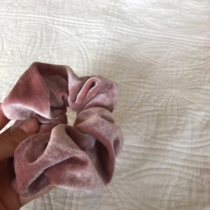 🥰 - Nu säljer jag den här rosa fina gummibandet 🥰