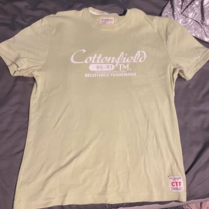 Oversized T-shirt, grön - skit snygg, oversized, grön t-shirt i storlek L som ger en cool oversized look. Använd fåtal gånger, inga hål eller fläckar. I princip som ny. Frakt ingår i priset!! Tveka inte vid frågor🥰 Priset kan diskuteras!