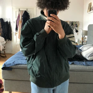 Vintage Jacka - Vintage windbreaker i perfekt skick. Finns inga defekter. Perfekt för sommarkvällar eller bara vardagen. Storlek L. Möts i Malmö och tar Swish. Står ej för frakt! (: