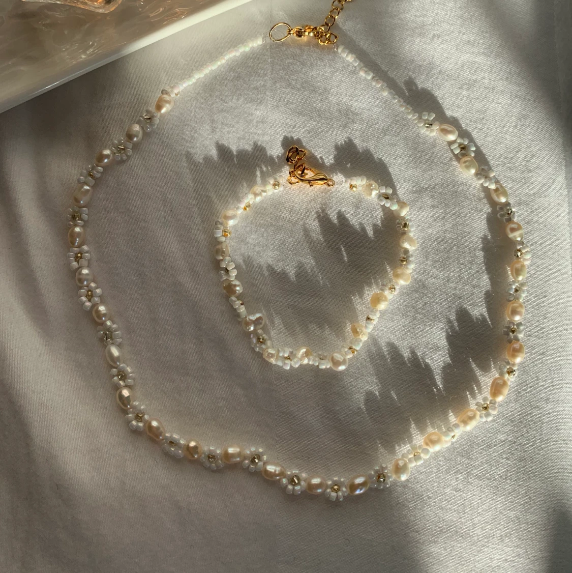 Halsband med pärlor och blommor - 90