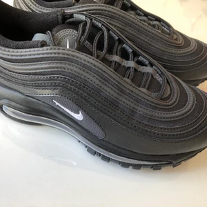 Nike air max 97  - Nike air Max 97 helt oanvända kvitto får man med sig orginal pris 1500 går till grabbar och tjejer.stolek 38 
