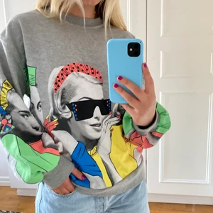 Tröja - Tröja från Zara med skit coolt tryck och puffärmar. Ryggen har inget tryck.