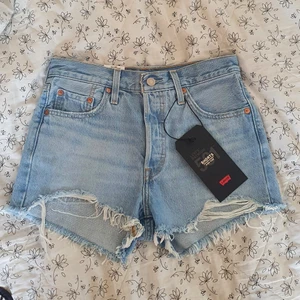 Levi's shorts strl w25 - Oanvändna Levi's shorts, modell 501, storlek w25. Köptes inför förra sommaren men kommer tyvärr inte till användning av mig. Nypris 499 kr, säljer för 280 kr + frakt🌸