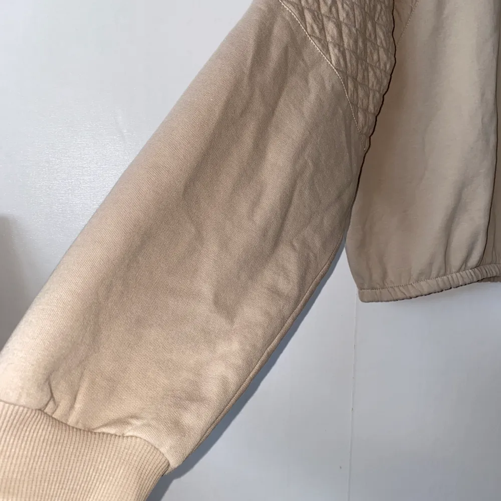 En beige tröja från Gina tricot i storlek xl. Aldrig använd därav sitter prislappen kvar ☺️. Tröjor & Koftor.