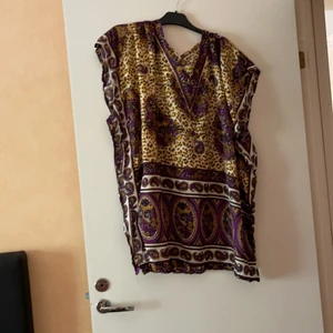 Klänning  - Den är aldrig använda 