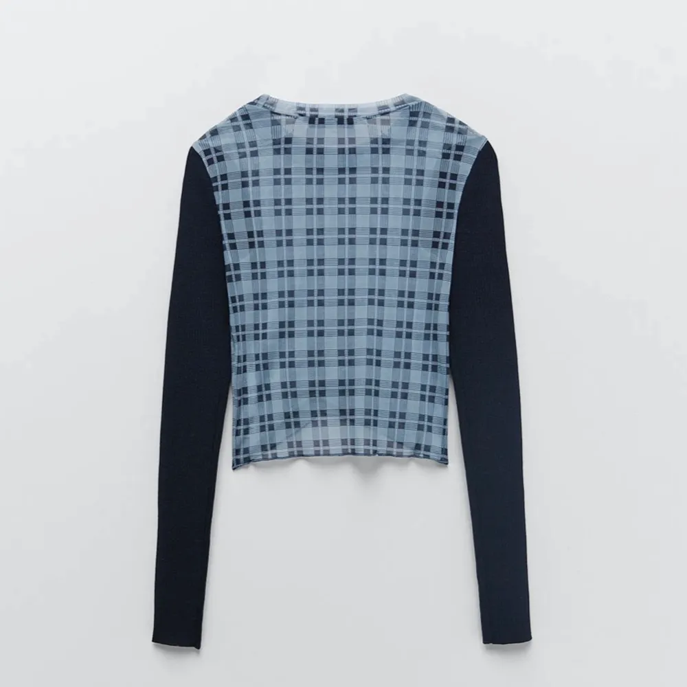 Säljer denna sjukt snygga tröja från Zara som har stickade armar (tunt stickat) och den ljusblå delen är mesh. Storlek S💕💕. Toppar.