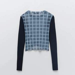 Säljer denna sjukt snygga tröja från Zara som har stickade armar (tunt stickat) och den ljusblå delen är mesh. Storlek S💕💕