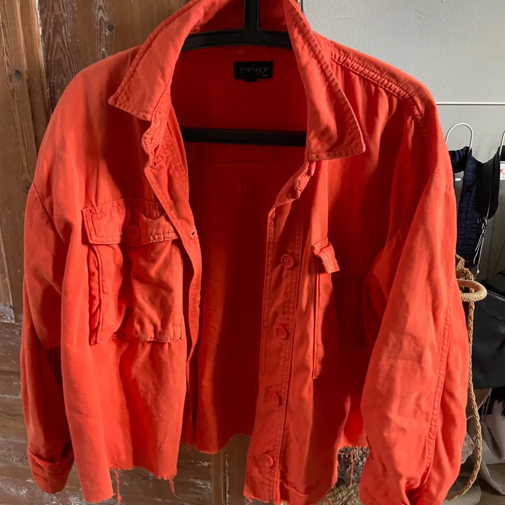 Jättefin orange jacka från top shop. Den ser ljusare ut på bild men egentligen är den lite mer lysande orange.. Jackor.