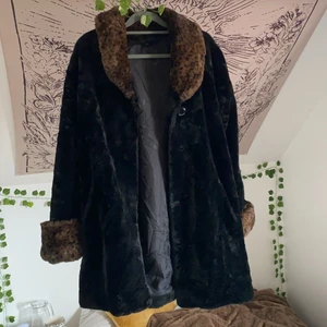 finaste drömkappan - säljer min älsklingskappa inköpt på beyond retro då den inte kmr till användning🥺🌻använd ett fåtal gånger. perfekt oversizestorlek på mig som normalt har storlek M i jackor(har ej lapp kvar på sig). 💓  originalpris 700:-. frakt tillkommer