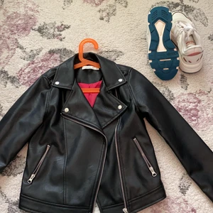 Jeans 👖 svart jacka 🧥 addidas skor 👟  - Skorna är nya och de är äkta inte använd storleken är 36 märken är addidas. Byxan är ny inte använd alls storleken är 27 märken är red blue. Jackan har jag använd bara en gång storleken är 146. Skorna kostar 50kr.  Byxan kostar 100 kr. Jacka kostar 100kr.