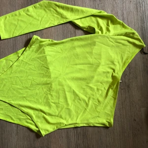 One shulder body  - Säljer min fina neon gula one shulder body som är använd endast en gång på en hov1 konsert så den är i mycket bra skick och jätte fin färg!❤️