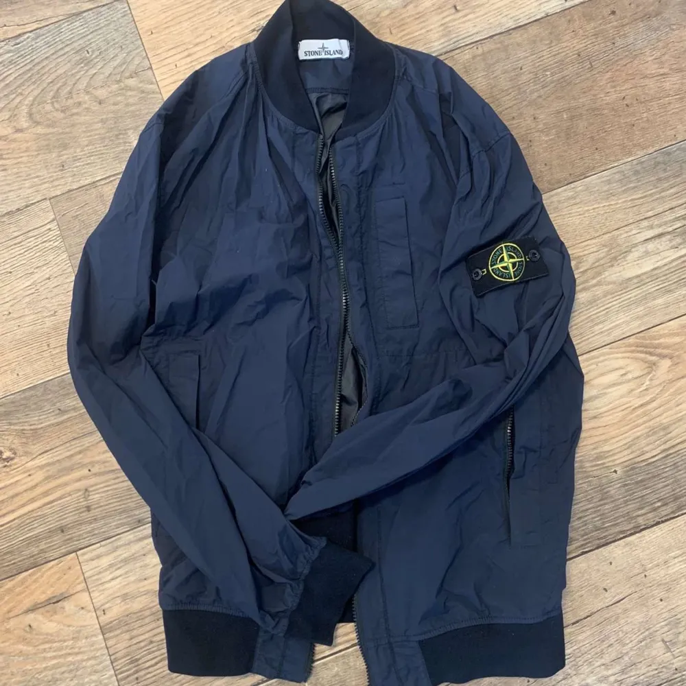 Säljer denna stone island bomberjacka, ÄKTA. Köpte för 4499 kr och säljer för minst 2500. Superbra skick och inga skador. Perfekt nu inför sommaren! Skriv privat vid intresse och fler frågor.💞. Jackor.