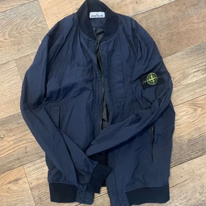 Stone Island jacka - Säljer denna stone island bomberjacka, ÄKTA. Köpte för 4499 kr och säljer för minst 2500. Superbra skick och inga skador. Perfekt nu inför sommaren! Skriv privat vid intresse och fler frågor.💞