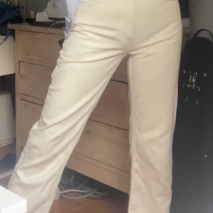 Vita jeans - Säljer dessa jeans då de är för korta på mig som är 170. Köparen står för frakten 🦋