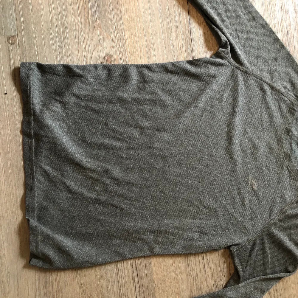 Säljer min fina gråa långärmade träning tröja från PRO tuch. Den är använd Max 2 gånger och är jätte skön, det blir inte svätt fläckar på den!❤️. Hoodies.