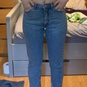 Från monki i modellen kimomo, original pris: 400 kr, skick: använda, inga skador