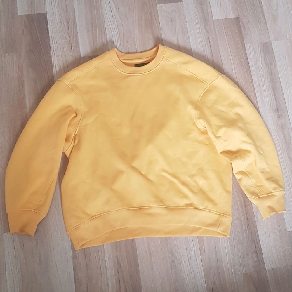 En jätte fin gul/orange hoodie som är i ett toppen skick! Har aldrig använt den då jag inte tyckt att färgen passat mig! Den har ett jätte mysigt inne material och är även lite oversized och passar en XS-M beroende på hur man vill att den ska sitta!🥰 Köparen står för frakt!. Tröjor & Koftor.