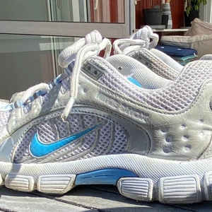 Nike air skor - Nike air skor med en vis slitnad då jag inte har tvättat de vilket går att göra bara i tvättmaskinen och en svamp. De är lätta och nätta och extremt sköna. Säljer då de är försmå :( de är äkta men köpta för väldigt länge sedan så att de nu inte säljs i butik💕 kom med egna bud från 100(pga slitnad annars säljs dessa för runt 1000kr) återkommer om frakten❤️ skorna är sann i storlek och rätt så smala☺️