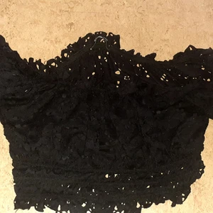 Spets-topp - Jättefin svart spets-topp från Gina tricot som är väldigt sparsamt använd, max 3gånger på 2år så ser gärna att den kommer till användning då den är otroligt fin men inte min stil riktigt. Säljer för 50kr plus frakt, man kan välja spårbart eller inte. Mvh Caroline 