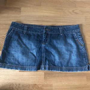 Mini skirt jeans 00-talet - En kort, lågmidjad jeanskjol som min moster hade på 00-talet. Knappen saknas men annars är den hel och fin. Den har små, små slitsar på sidorna och märket står på ena fickan. Den är förstor för mig så det är därför jag säljer den men hade såå gärna velat passa i den😩😩
