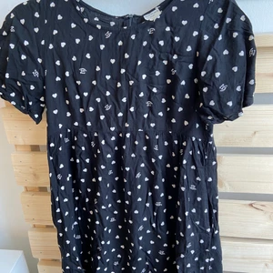 Monki klänning - Fint skick från monki och perfekt till sommaren och festligheter 