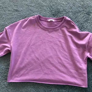 Säljer denna supersnygga och sköna SHEIN tröja! Använd ungefär 2-3 gånger så skulle säga bra skick! Tyvärr har den inte kommit till användning. 