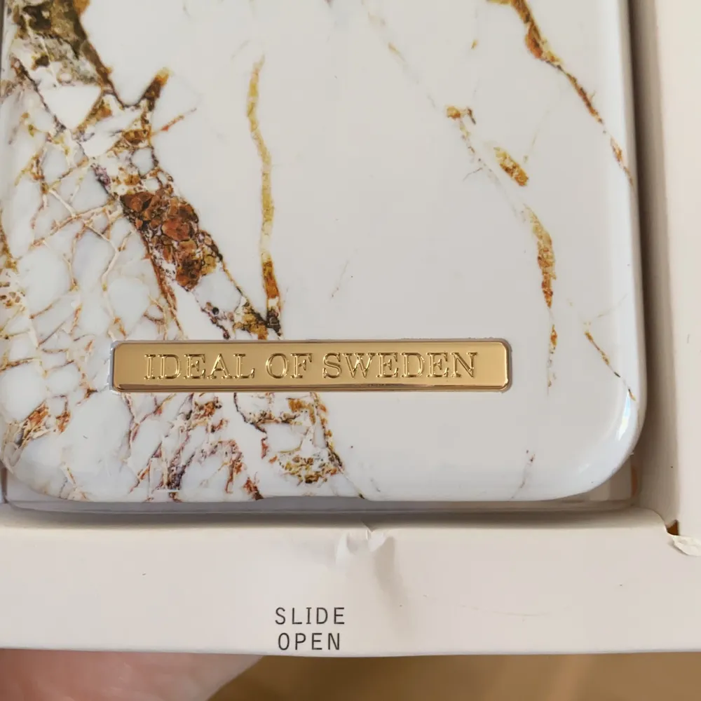 Säljer mitt ideal of Sweden-skal för iPhone XR i färgen carrara gold. Helt oanvänt. Förpackning är öppnad men skalet ligger kvar i det. Köparen betalar frakt, skal 50kr. Ps: kan skicka skalet utan förpackning om köparen vill, kan kanske bli billigare frakt då. . Accessoarer.