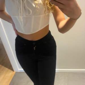 Svarta mid-waist bootcut jeans ifrån Gina tricot i storlek S. Jag är 167 cm och har storlek S/XS. Säljer de för de är lite för korta för mig! Säljs för 100kr exklusive frakt då de är knappt använda!🖤