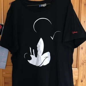 COOL MUSSE T-SHIRT  - Cool och nice Musse T-shirt! Knappt använd, perfekt för mer somrig edgy stil (herrmodell)