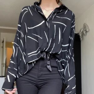 🖤 svart-vit weekday skjorta 🖤 - säljer en snygg skjorta/blus från weekday i storlek M!! i tunt och svalt material så passar bra till sommaren! 💗 (jag är storlek XS/S btw)