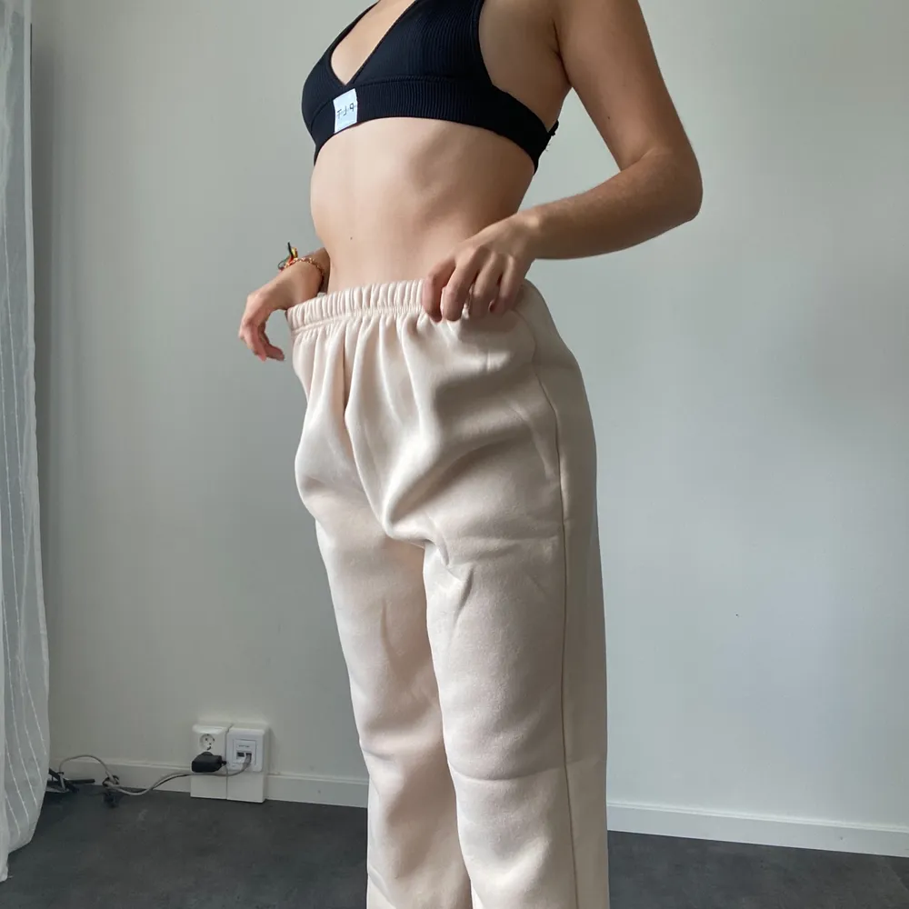 Hey, I’m selling my sweatpants - wide legs, super long legs, nude colour, oversized . SALE IS ONLY UNTIL 10. JUNE!!. Jeans & Byxor.