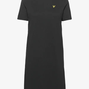 Lylie & scott t-shirt dress, black  - En svart t-shirt klänning från Lyle & scott i storlek s( klänningen passar bra på mig och jag är en S ) fint skick, andvänd fåtal gånger säljer pågrund av att den inte kommer till andvändning. Köpte för 500kr och säljer nu för 250kr ( kom privat för fler bilder )
