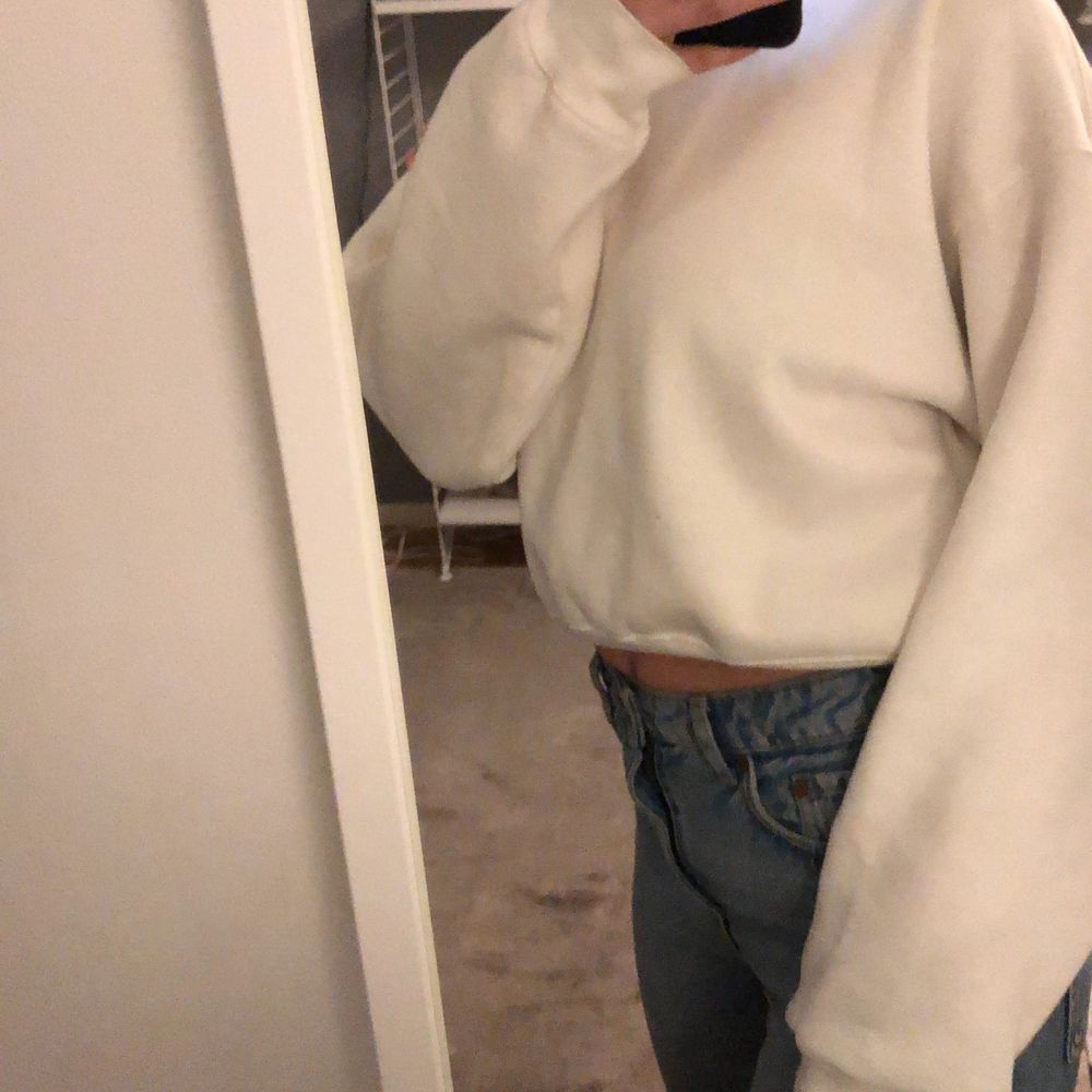 Den här super sköna sweatshirt endast använd ett få tal gånger, säljs nu. Den är inte bara skön utan också supersnygg och är perfekt tillvardags. Däremot så är den lite missfärgad vid halssömmen. Därför sänker jag priset och säljer den ännu billigare. Köpt för 300kr. Säljs för 100kr. Köparen står för frakten.😁. Tröjor & Koftor.