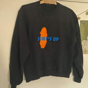Vintage sweatshirt som sitter snyggt oversized på XS-S. Kan skicka fler bilder om det önskas:)